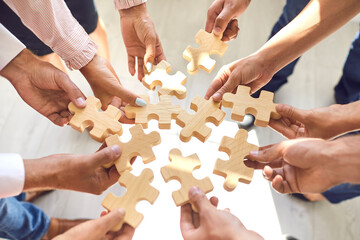 knowledge People holding puzzle pieces